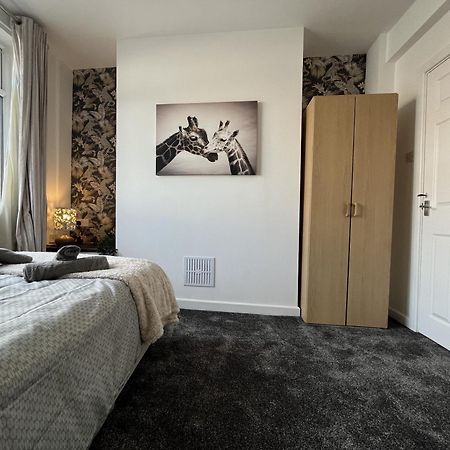 Modernised Central Wigan Townhouse Sleeps Up To 6 מראה חיצוני תמונה