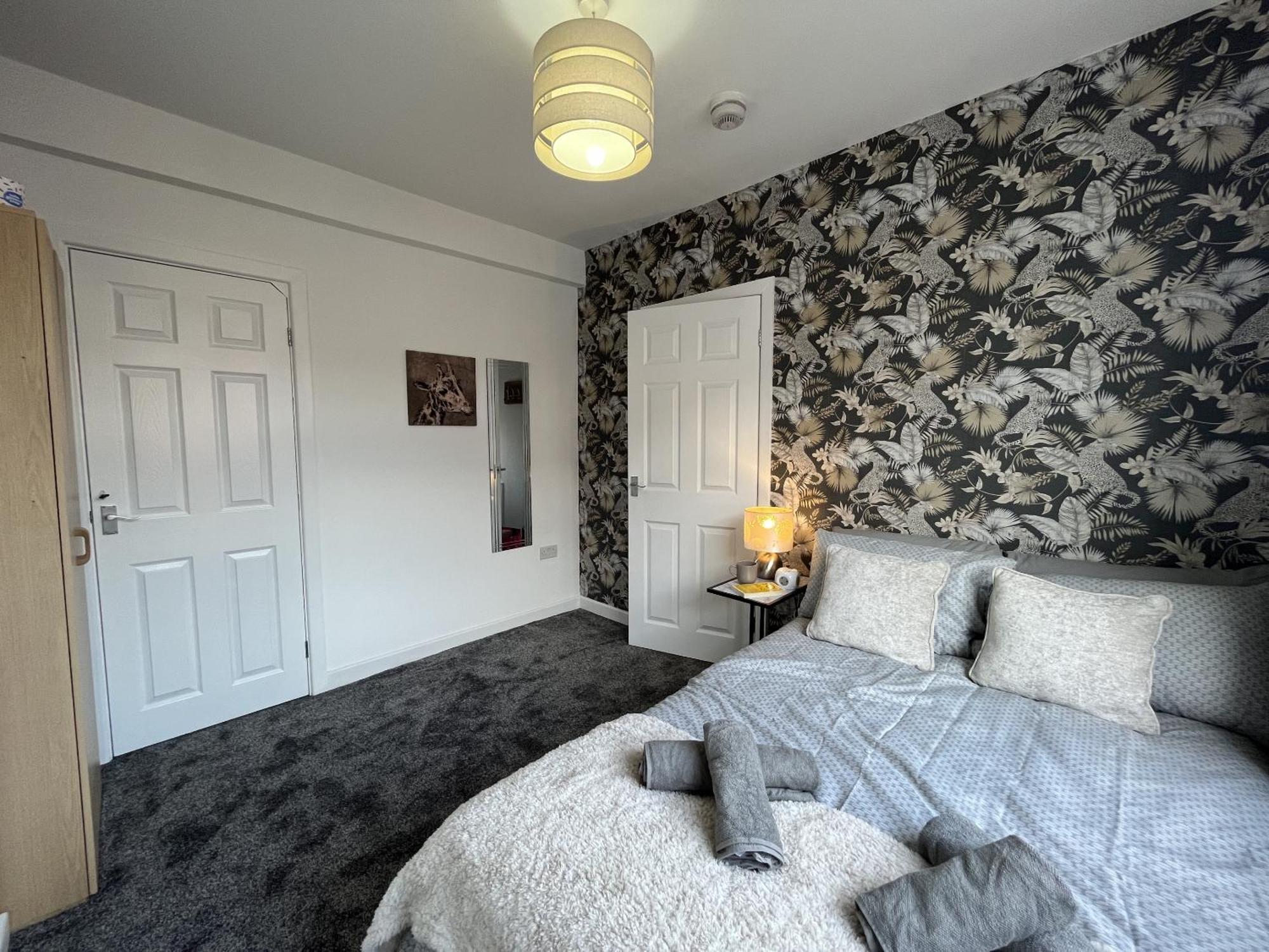 Modernised Central Wigan Townhouse Sleeps Up To 6 מראה חיצוני תמונה