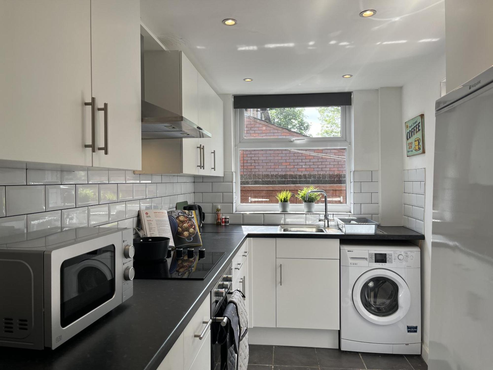 Modernised Central Wigan Townhouse Sleeps Up To 6 מראה חיצוני תמונה