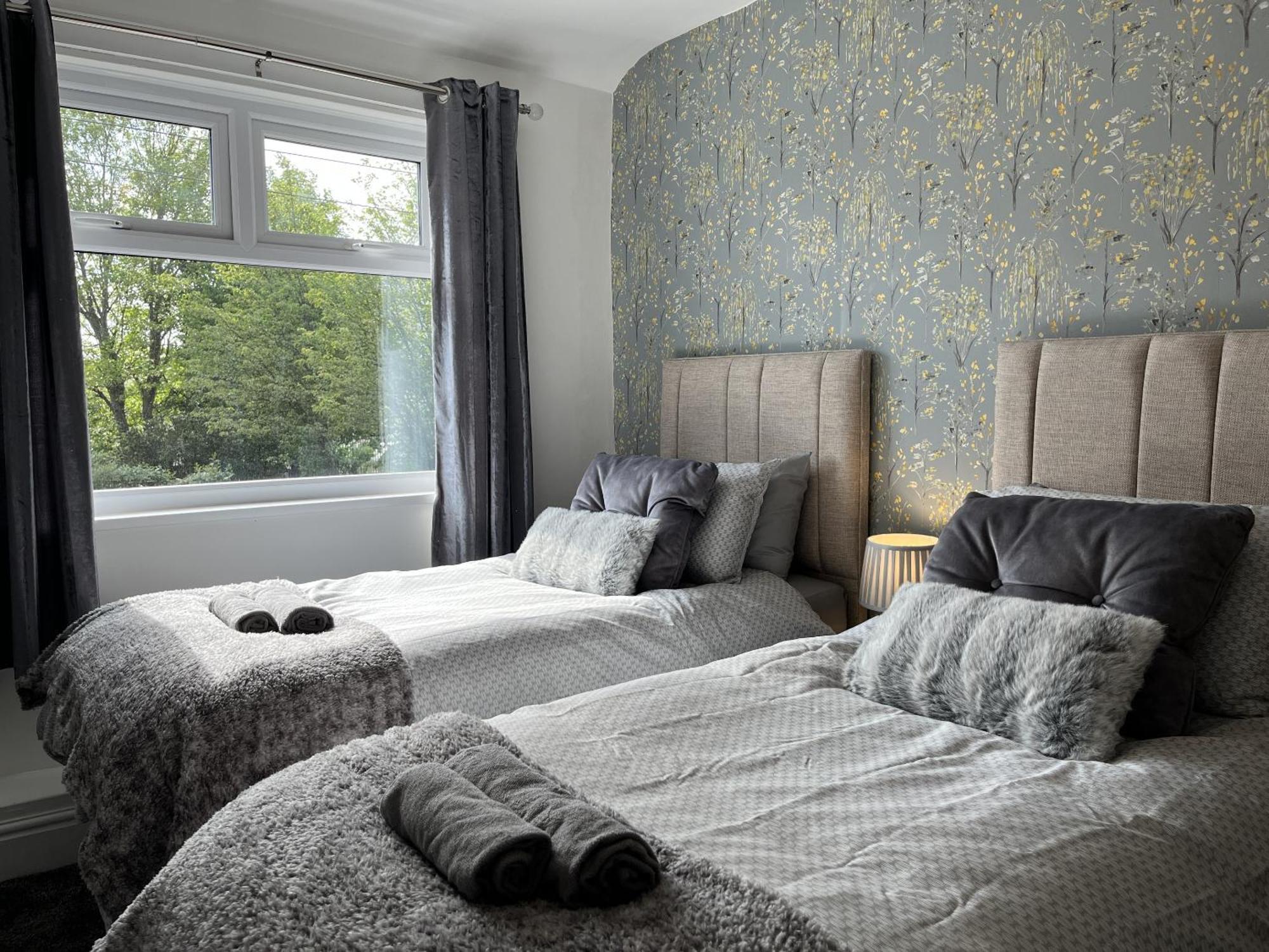 Modernised Central Wigan Townhouse Sleeps Up To 6 מראה חיצוני תמונה
