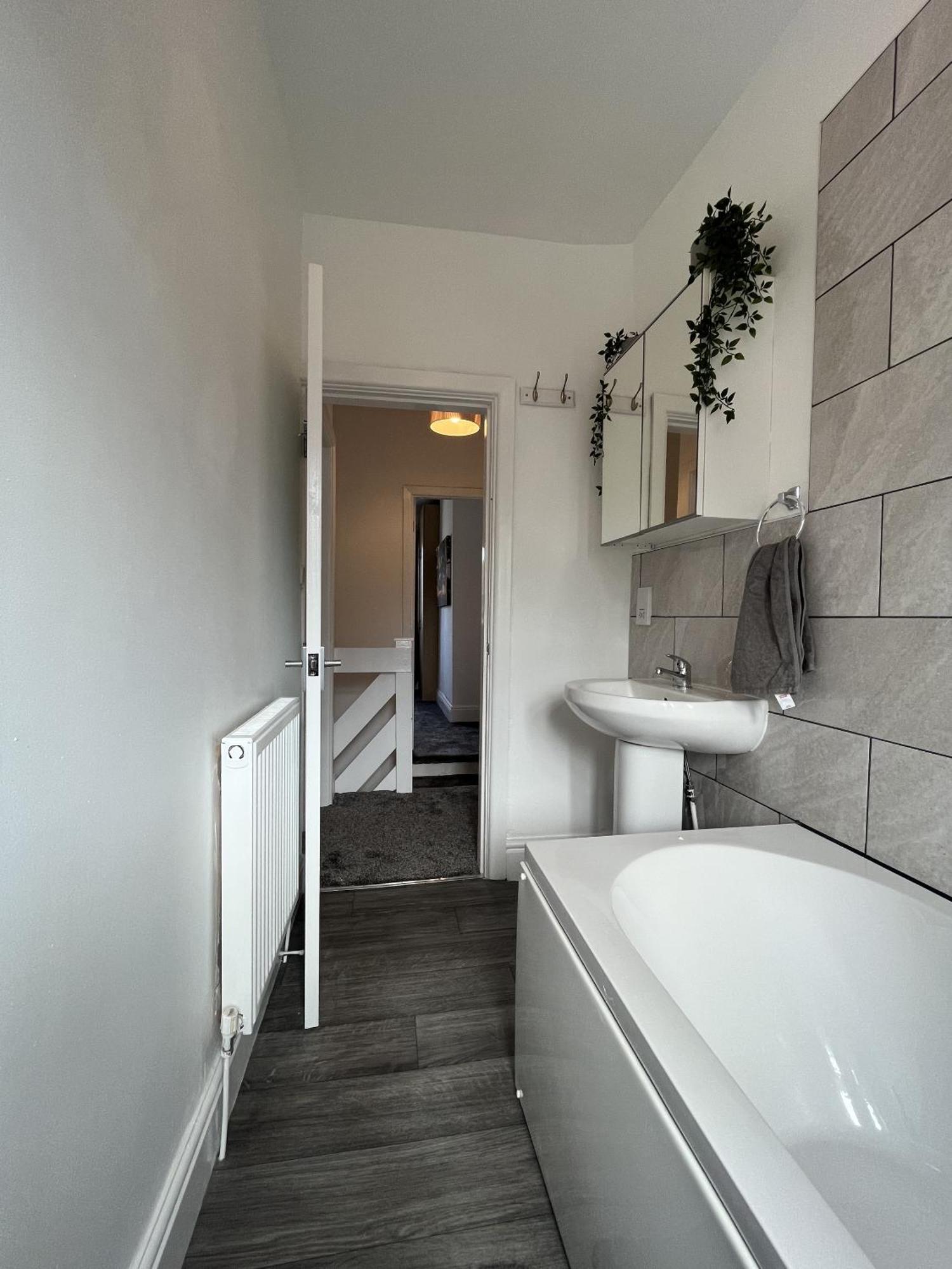 Modernised Central Wigan Townhouse Sleeps Up To 6 מראה חיצוני תמונה