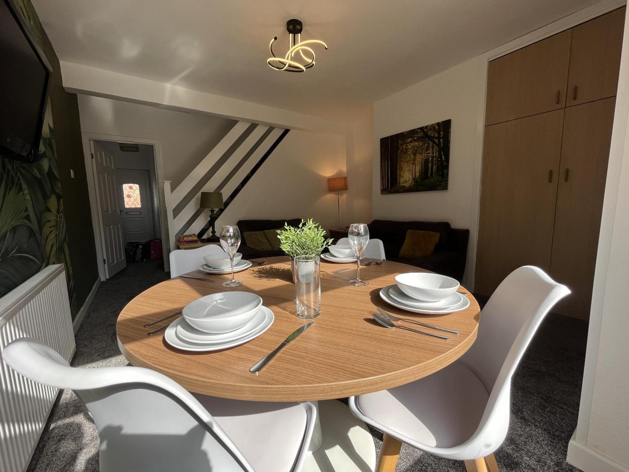 Modernised Central Wigan Townhouse Sleeps Up To 6 מראה חיצוני תמונה