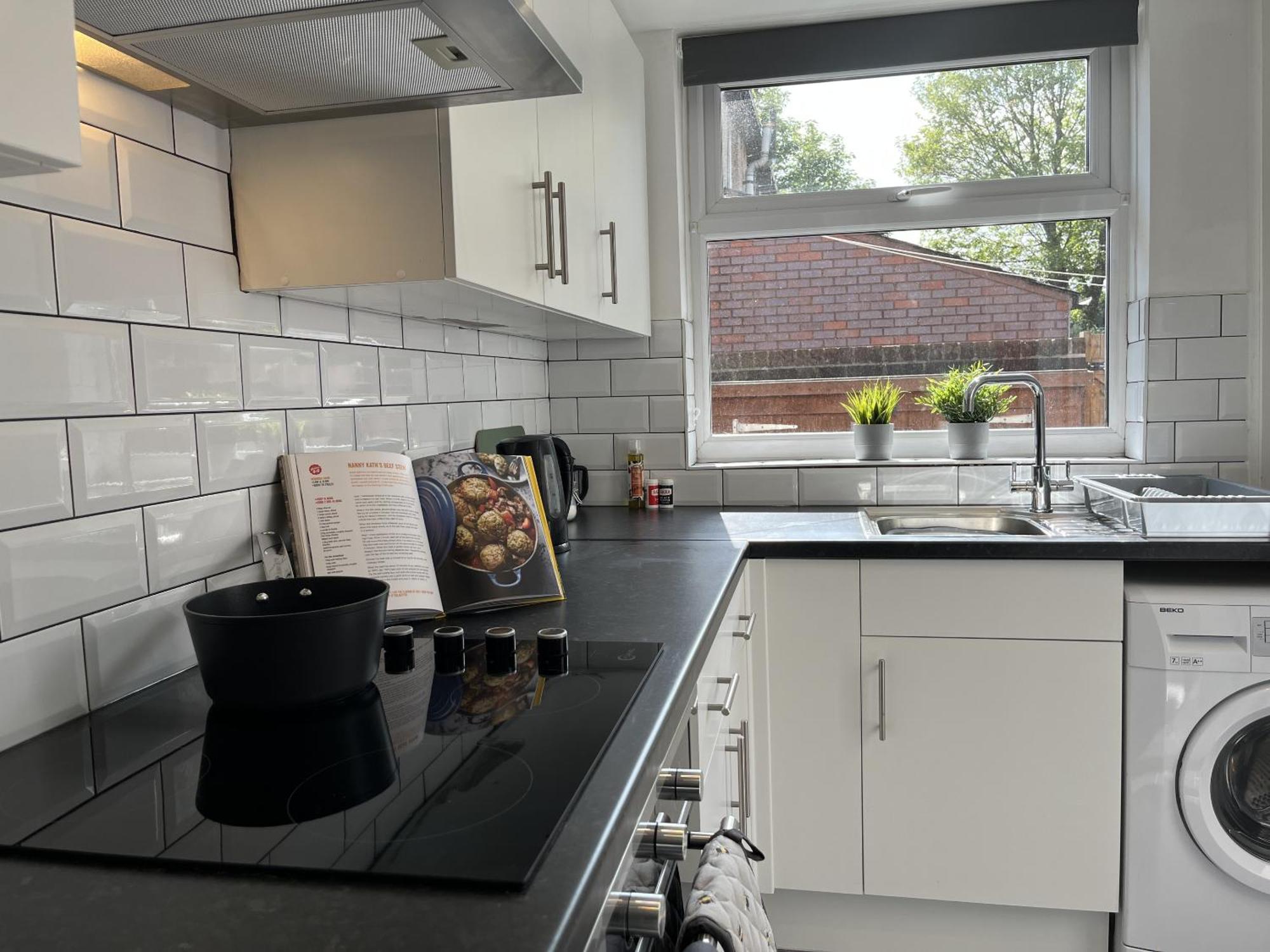 Modernised Central Wigan Townhouse Sleeps Up To 6 מראה חיצוני תמונה
